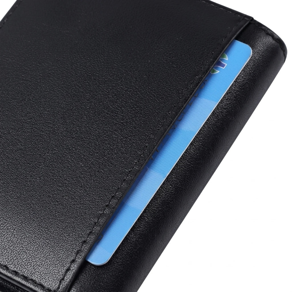 Carteira masculina de couro legítimo slim com design elegante, acabamento premium e espaço para cartões e documentos.