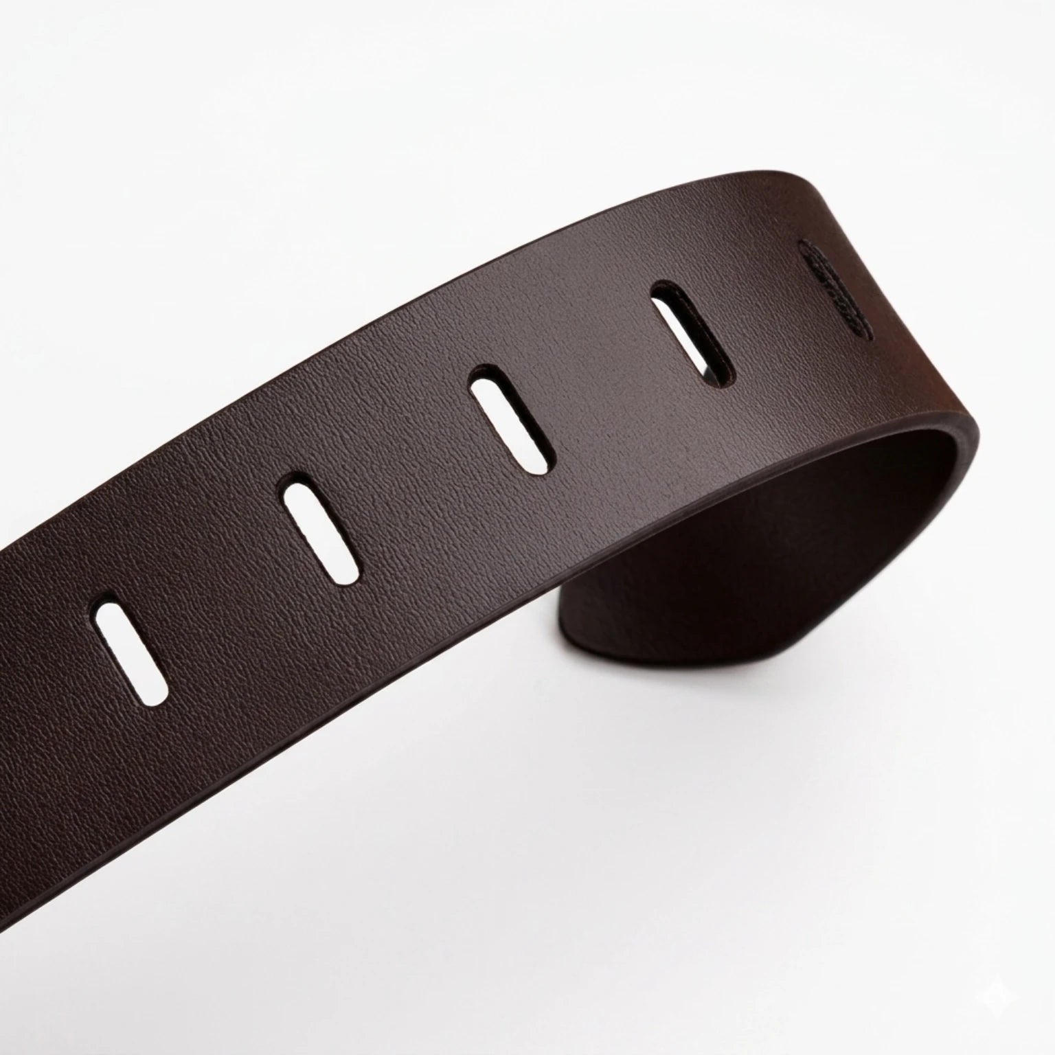Cinto de couro masculino legítimo com acabamento premium, alta durabilidade e design elegante para qualquer ocasião.
