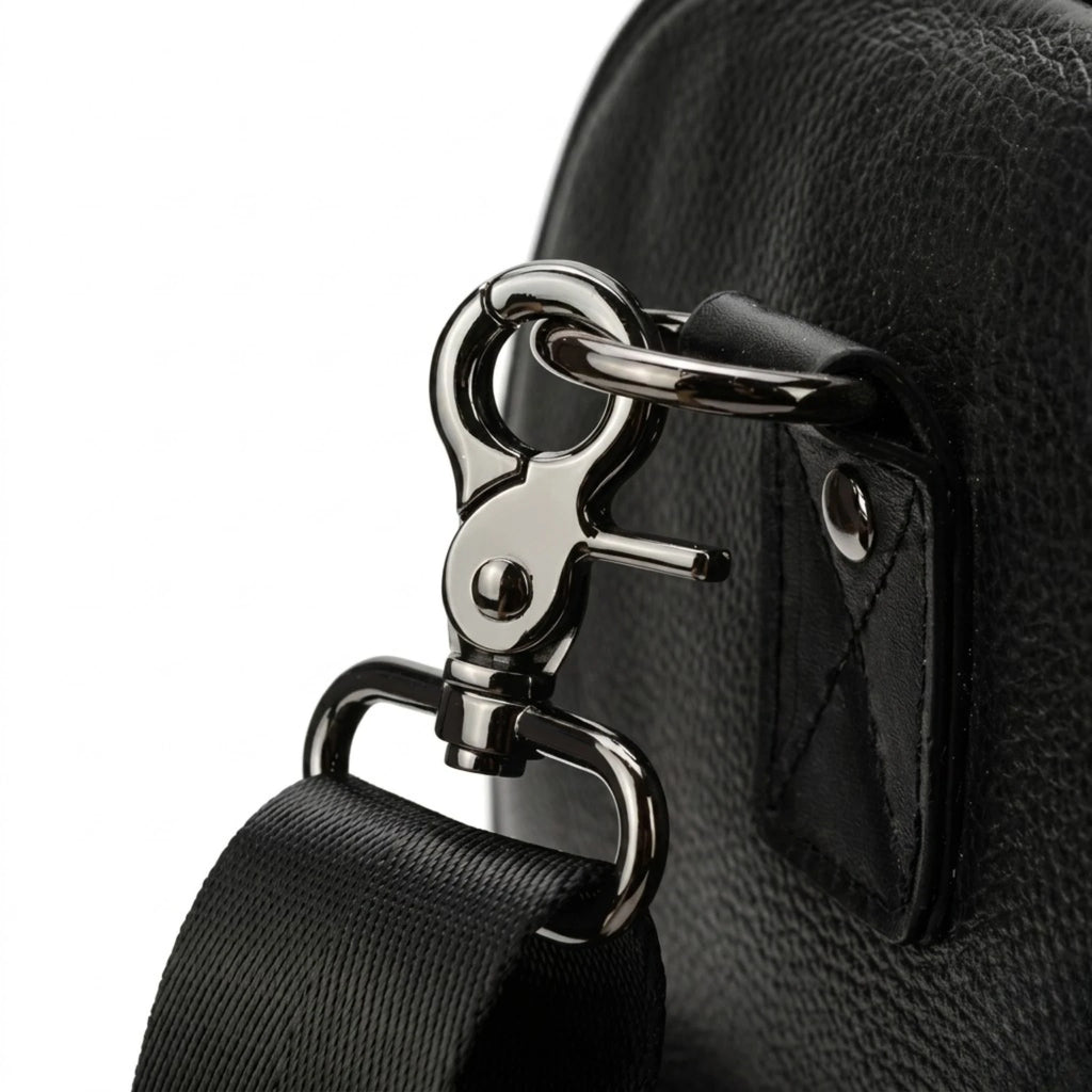 Mala de viagem grande em couro legítimo com amplo espaço interno e design elegante para viagens.