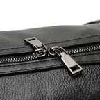 Mala de viagem grande em couro legítimo com amplo espaço interno e design elegante para viagens.