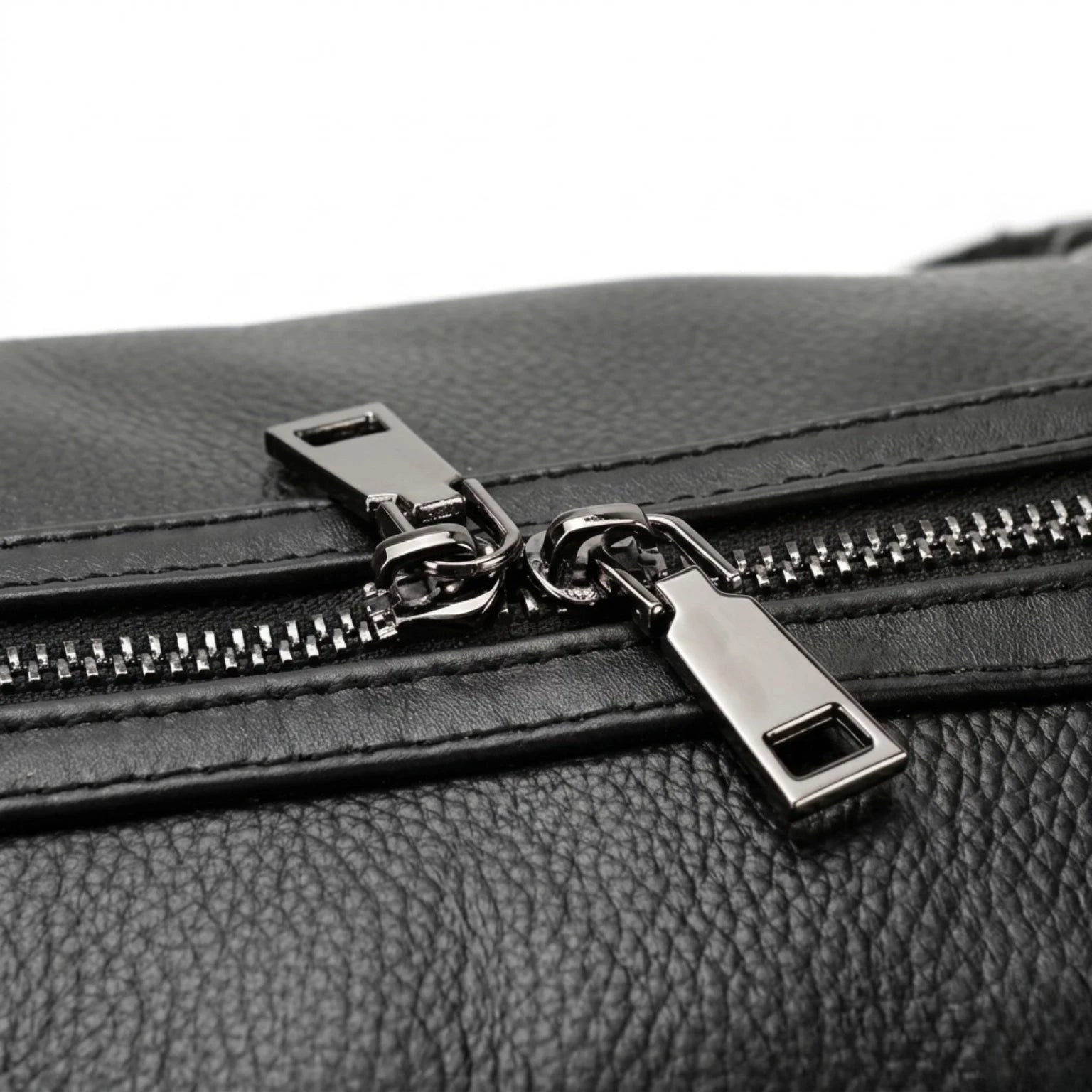 Mala de viagem grande em couro legítimo com amplo espaço interno e design elegante para viagens.