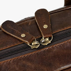 Maleta de couro executiva masculina em couro legítimo com design sofisticado para trabalho e reuniões profissionais.