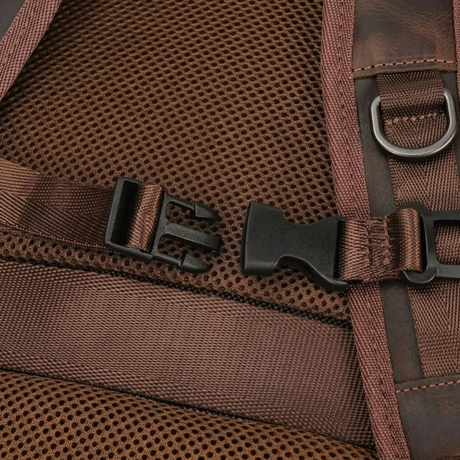 Mochila de Couro Executiva ORVENI Texas para notebook em couro legítimo, design sofisticado, alta durabilidade e excelente organização.