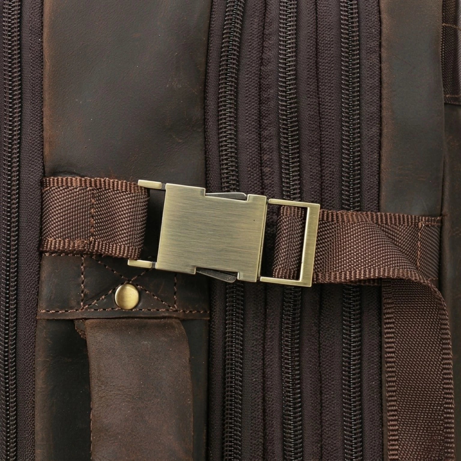 Mochila de Couro Executiva ORVENI Texas para notebook em couro legítimo, design sofisticado, alta durabilidade e excelente organização.