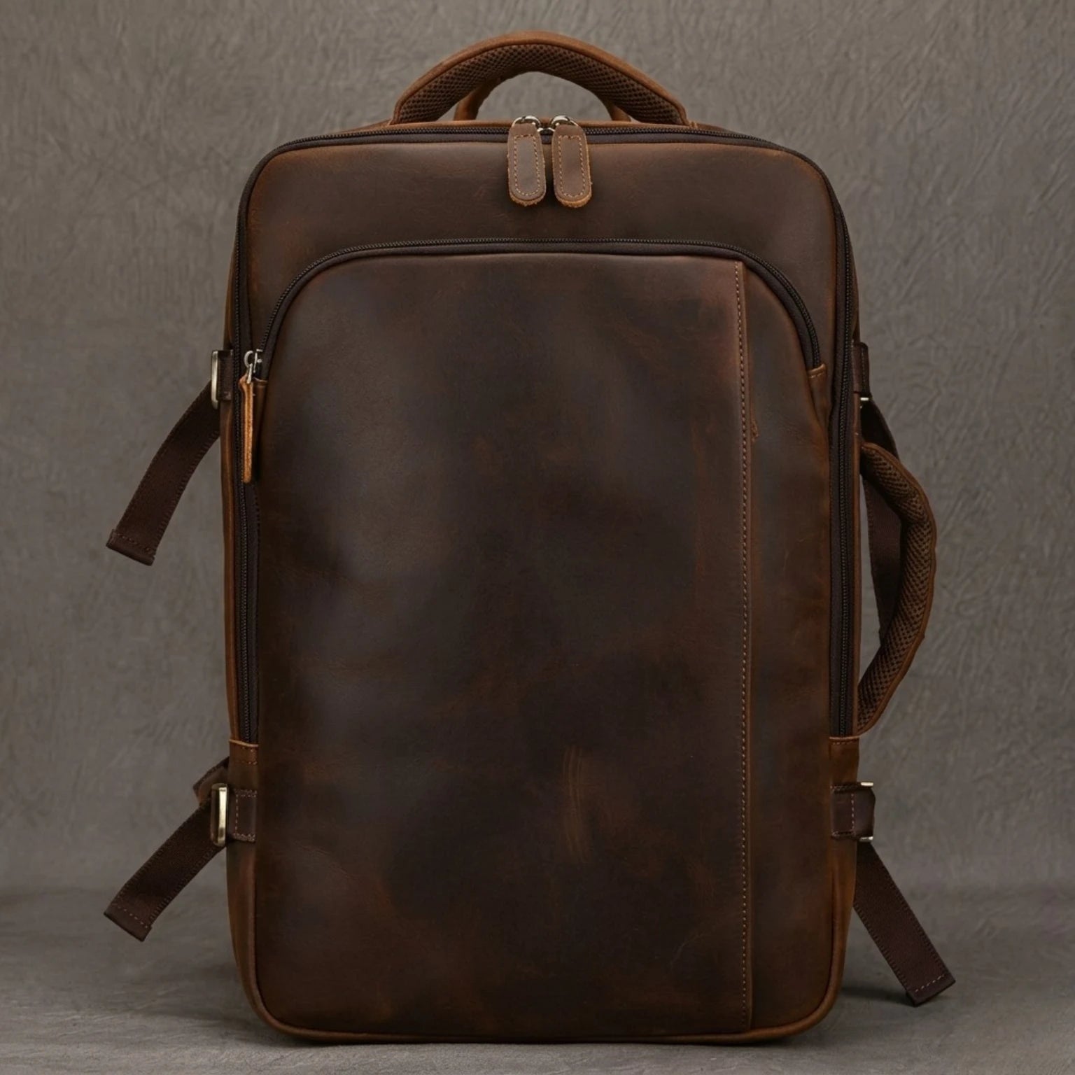 Mochila de Couro Executiva ORVENI Texas para notebook em couro legítimo, design sofisticado, alta durabilidade e excelente organização.