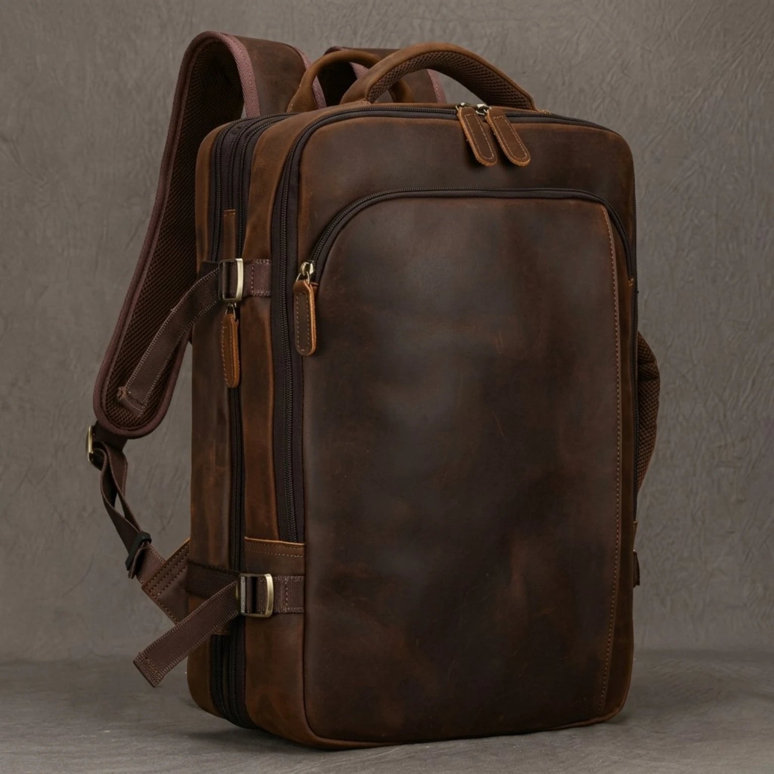 Mochila de Couro Executiva ORVENI Texas para notebook em couro legítimo, design sofisticado, alta durabilidade e excelente organização.