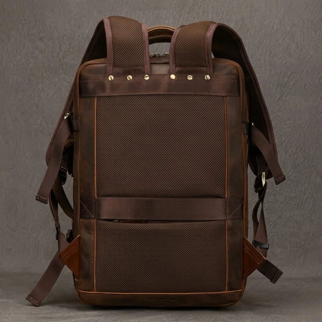 Mochila de Couro Executiva ORVENI Texas para notebook em couro legítimo, design sofisticado, alta durabilidade e excelente organização.