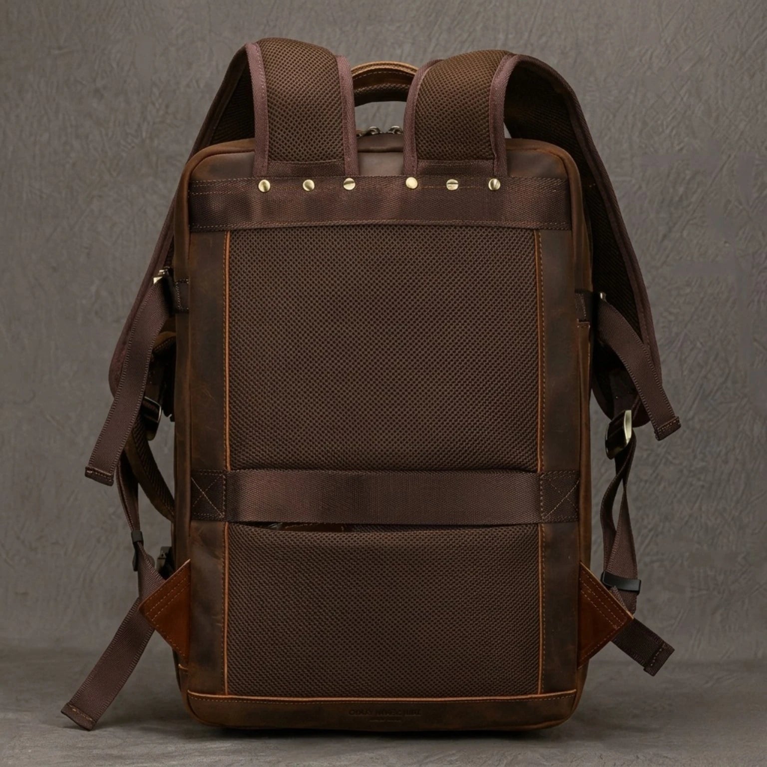 Mochila de Couro Executiva ORVENI Texas para notebook em couro legítimo, design sofisticado, alta durabilidade e excelente organização.