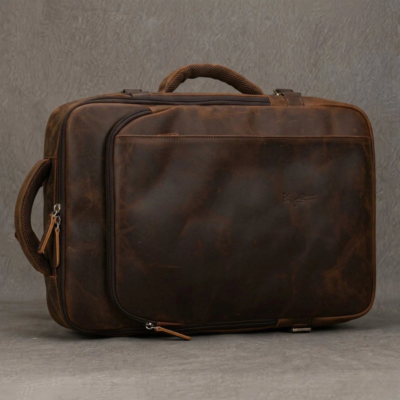 Mochila de Couro Executiva ORVENI Texas para notebook em couro legítimo, design sofisticado, alta durabilidade e excelente organização.