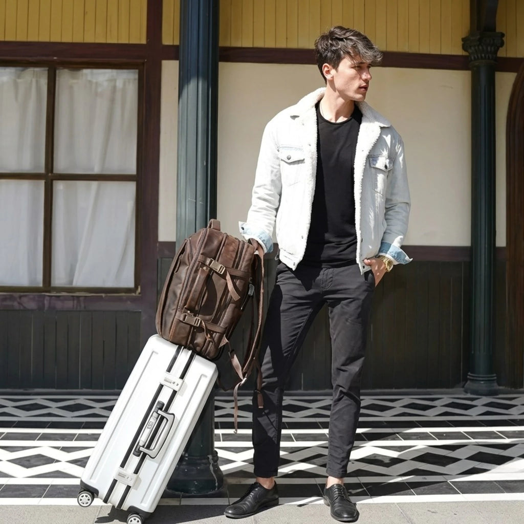 Mochila masculina em couro legítimo ORVENI Texas com design executivo, conforto e amplo espaço interno.