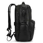 Mochila de couro masculina para notebook com design executivo, acabamento premium e amplo espaço para o dia a dia.