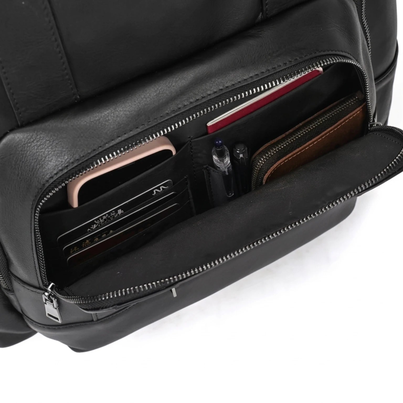 Mochila de couro masculina para notebook com design executivo, acabamento premium e amplo espaço para o dia a dia.