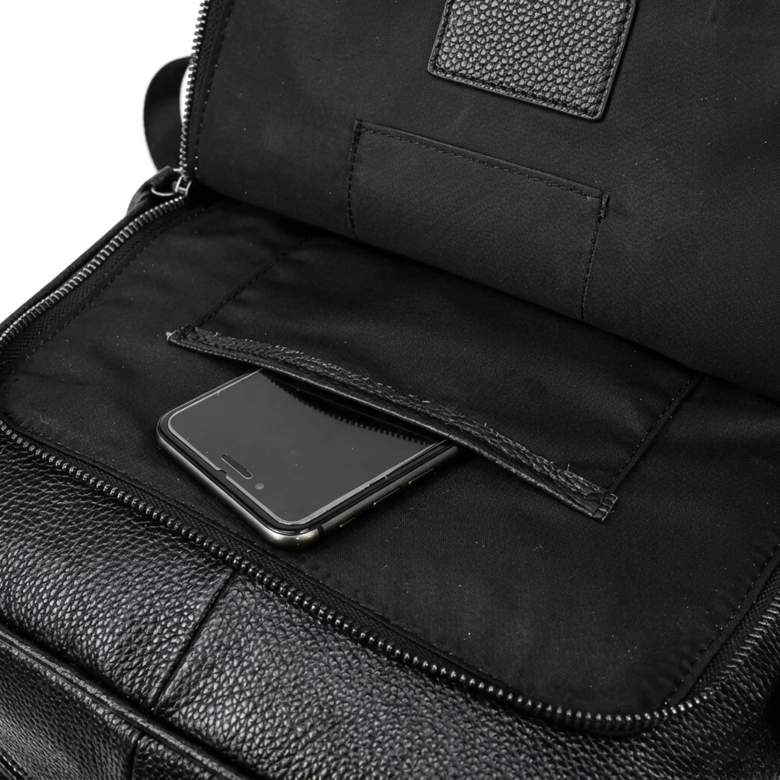 Mochila de couro executiva slim Texas preta com design moderno e discreto.