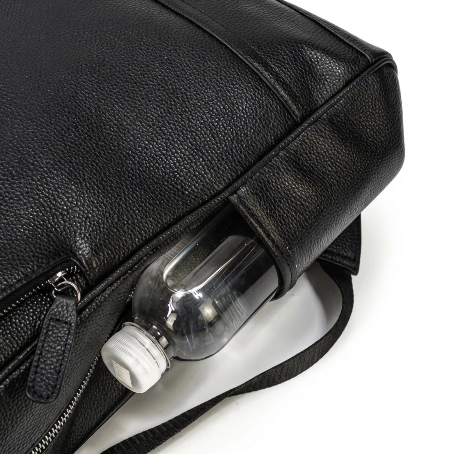 Mochila de couro executiva slim Texas preta com design moderno e discreto.