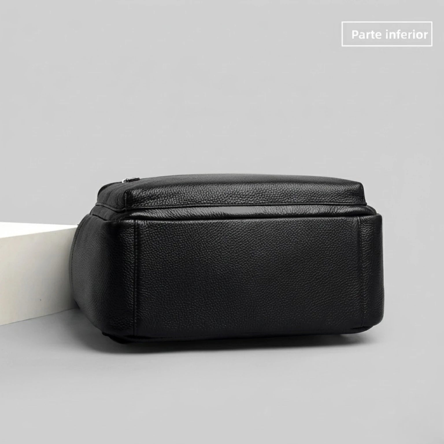 "Mochila de Couro para Notebook Life Europa com acabamento premium, design elegante e espaço seguro para notebook e acessórios."