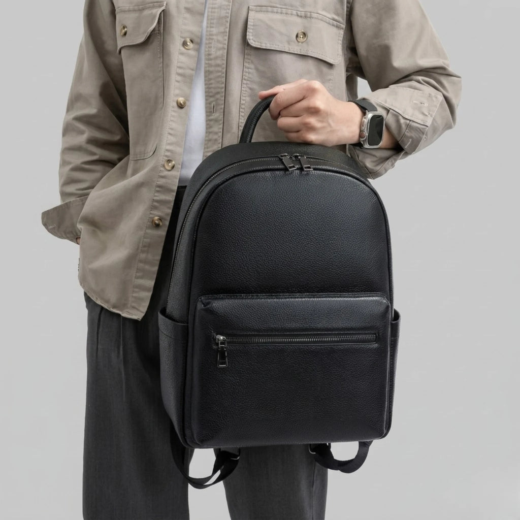 "Mochila de Couro para Notebook Life Europa com acabamento premium, design elegante e espaço seguro para notebook e acessórios."