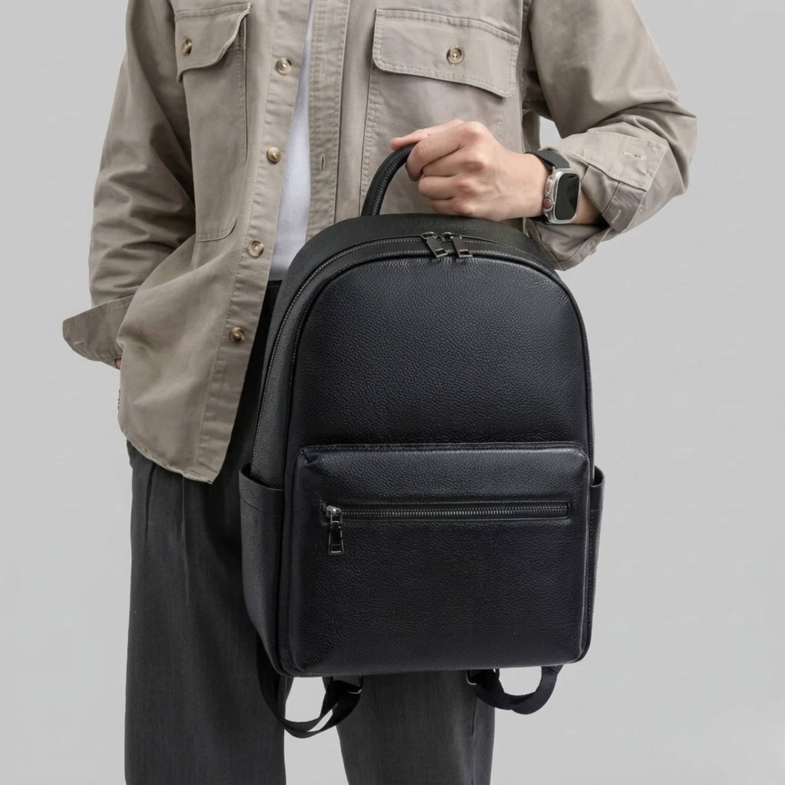 "Mochila de Couro para Notebook Life Europa com acabamento premium, design elegante e espaço seguro para notebook e acessórios."