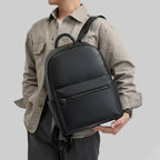 "Mochila de Couro para Notebook Life Europa com acabamento premium, design elegante e espaço seguro para notebook e acessórios."
