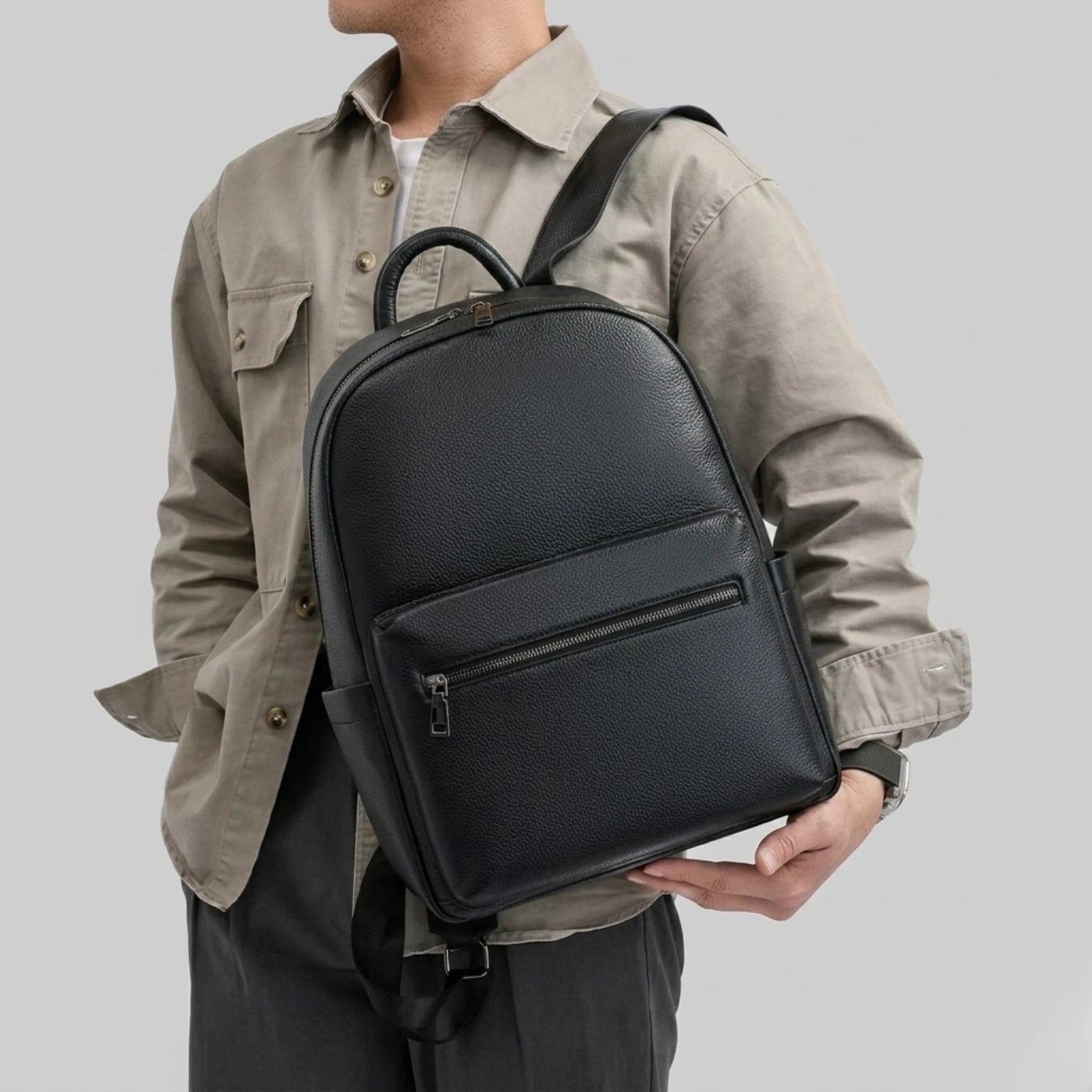 "Mochila de Couro para Notebook Life Europa com acabamento premium, design elegante e espaço seguro para notebook e acessórios."