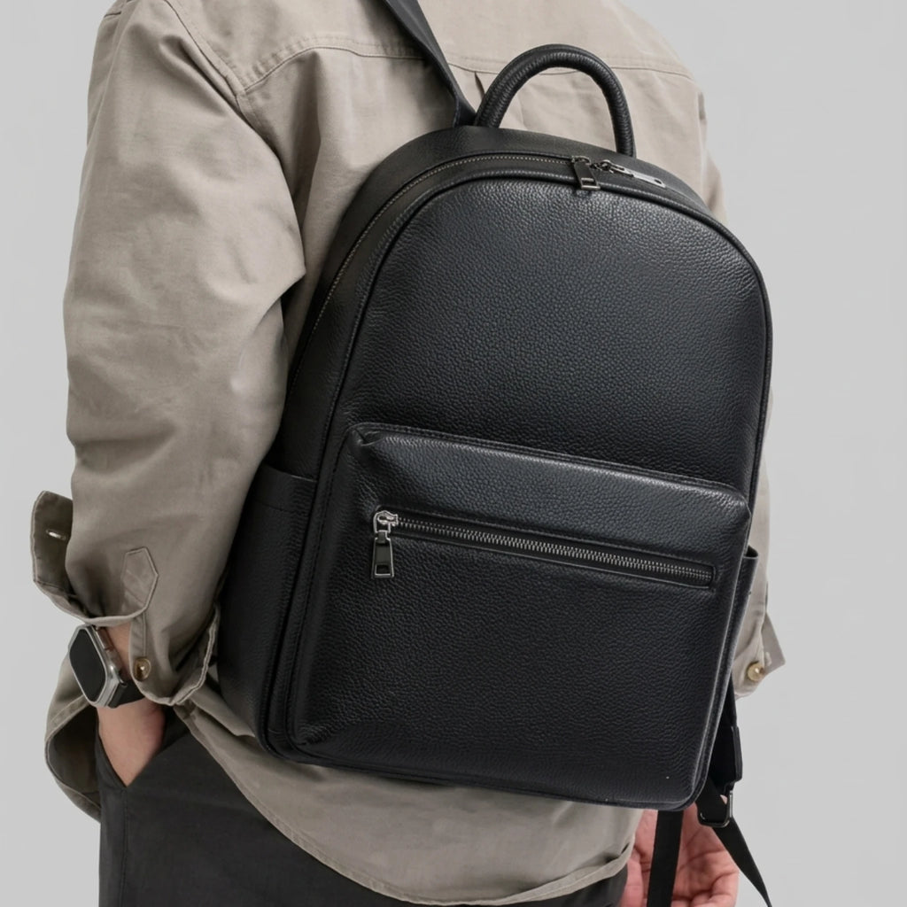 "Mochila de Couro para Notebook Life Europa com acabamento premium, design elegante e espaço seguro para notebook e acessórios."
