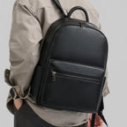 "Mochila de Couro para Notebook Life Europa com acabamento premium, design elegante e espaço seguro para notebook e acessórios."