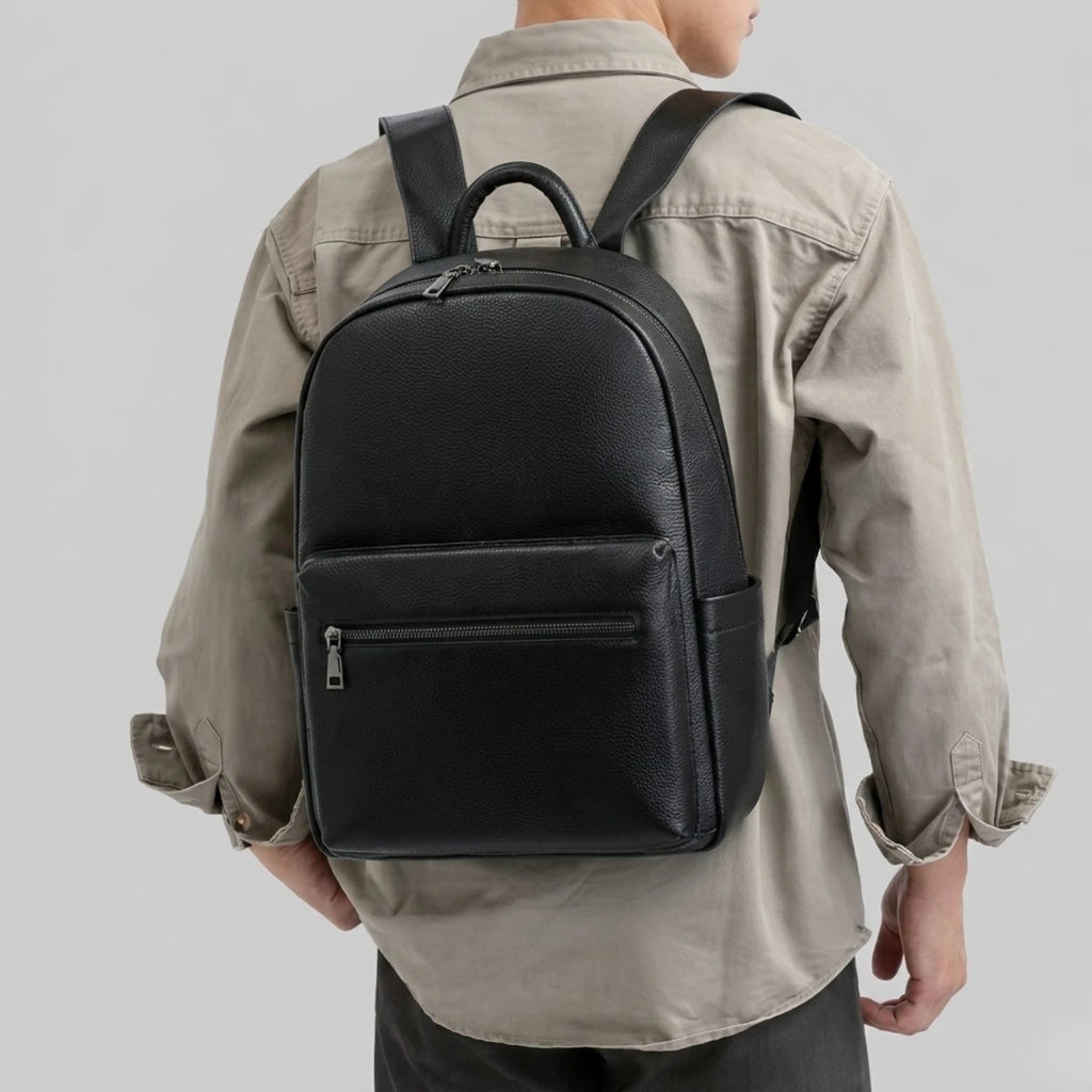 "Mochila de Couro para Notebook Life Europa com acabamento premium, design elegante e espaço seguro para notebook e acessórios."