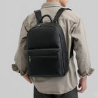 "Mochila de Couro para Notebook Life Europa com acabamento premium, design elegante e espaço seguro para notebook e acessórios."