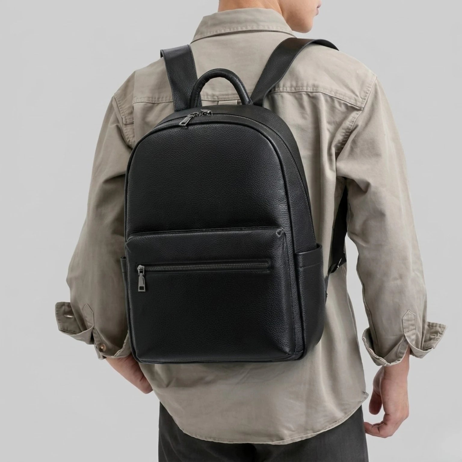 "Mochila de Couro para Notebook Life Europa com acabamento premium, design elegante e espaço seguro para notebook e acessórios."