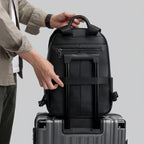 "Mochila de Couro para Notebook Life Europa com acabamento premium, design elegante e espaço seguro para notebook e acessórios."