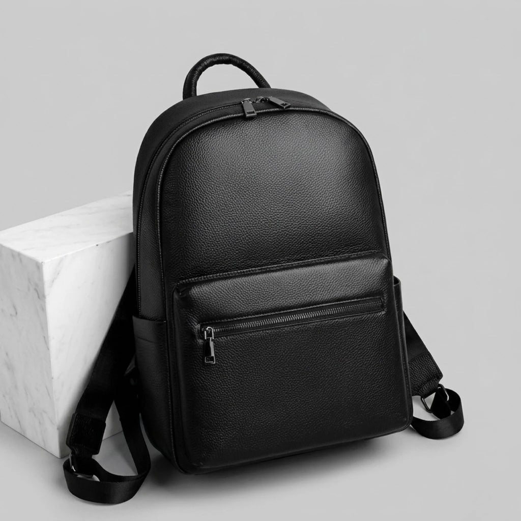 "Mochila de Couro para Notebook Life Europa com acabamento premium, design elegante e espaço seguro para notebook e acessórios."