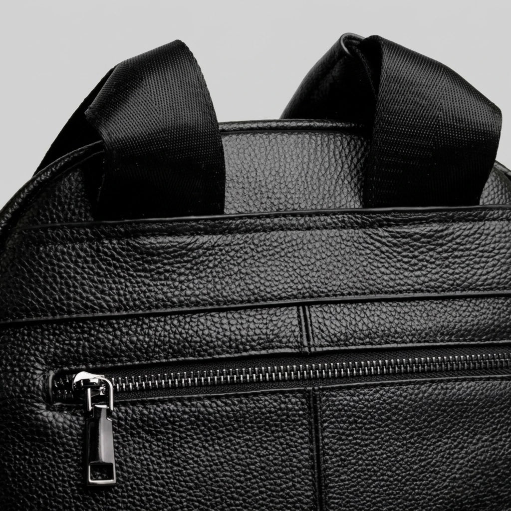"Mochila de Couro para Notebook Life Europa com acabamento premium, design elegante e espaço seguro para notebook e acessórios."