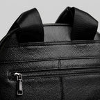 "Mochila de Couro para Notebook Life Europa com acabamento premium, design elegante e espaço seguro para notebook e acessórios."