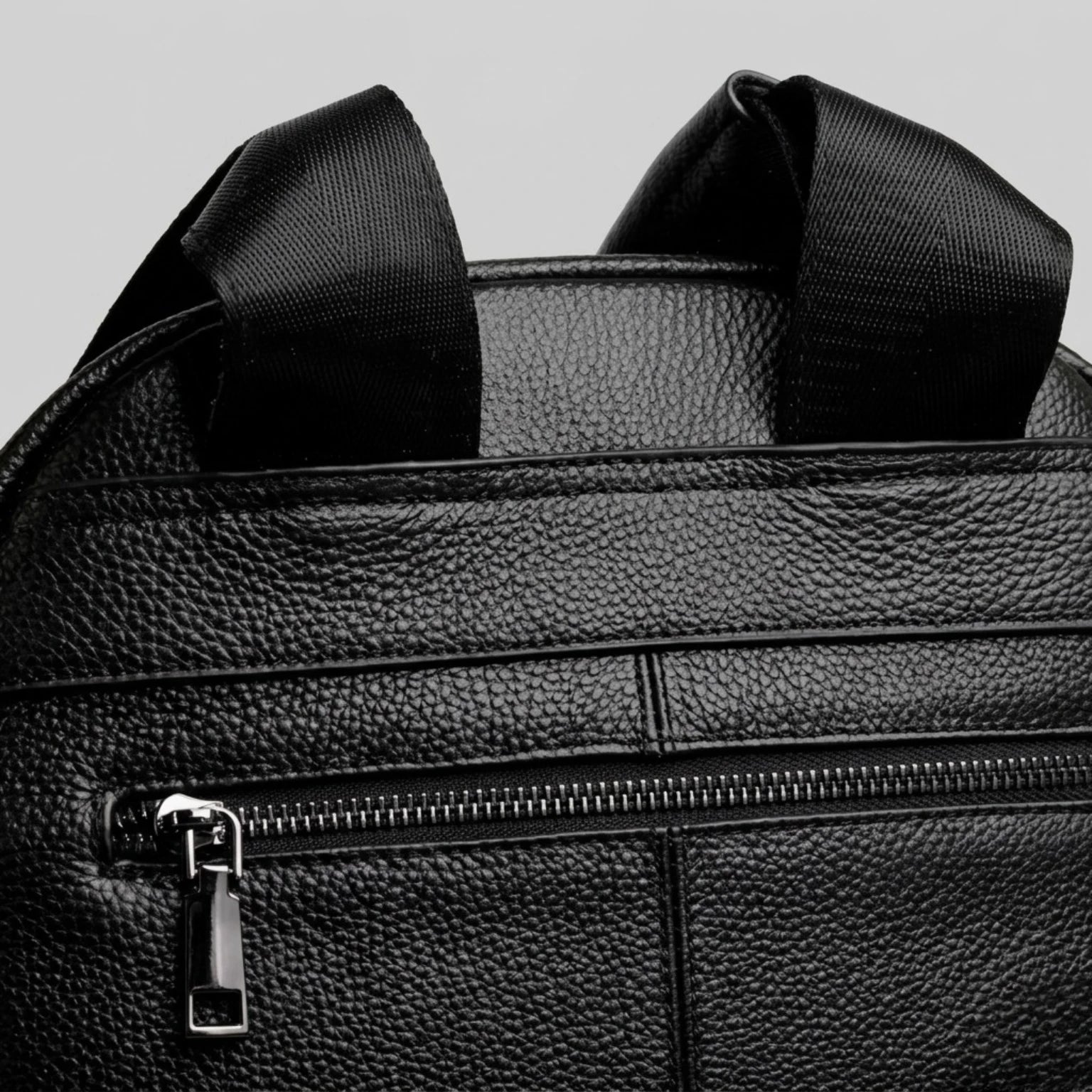 "Mochila de Couro para Notebook Life Europa com acabamento premium, design elegante e espaço seguro para notebook e acessórios."