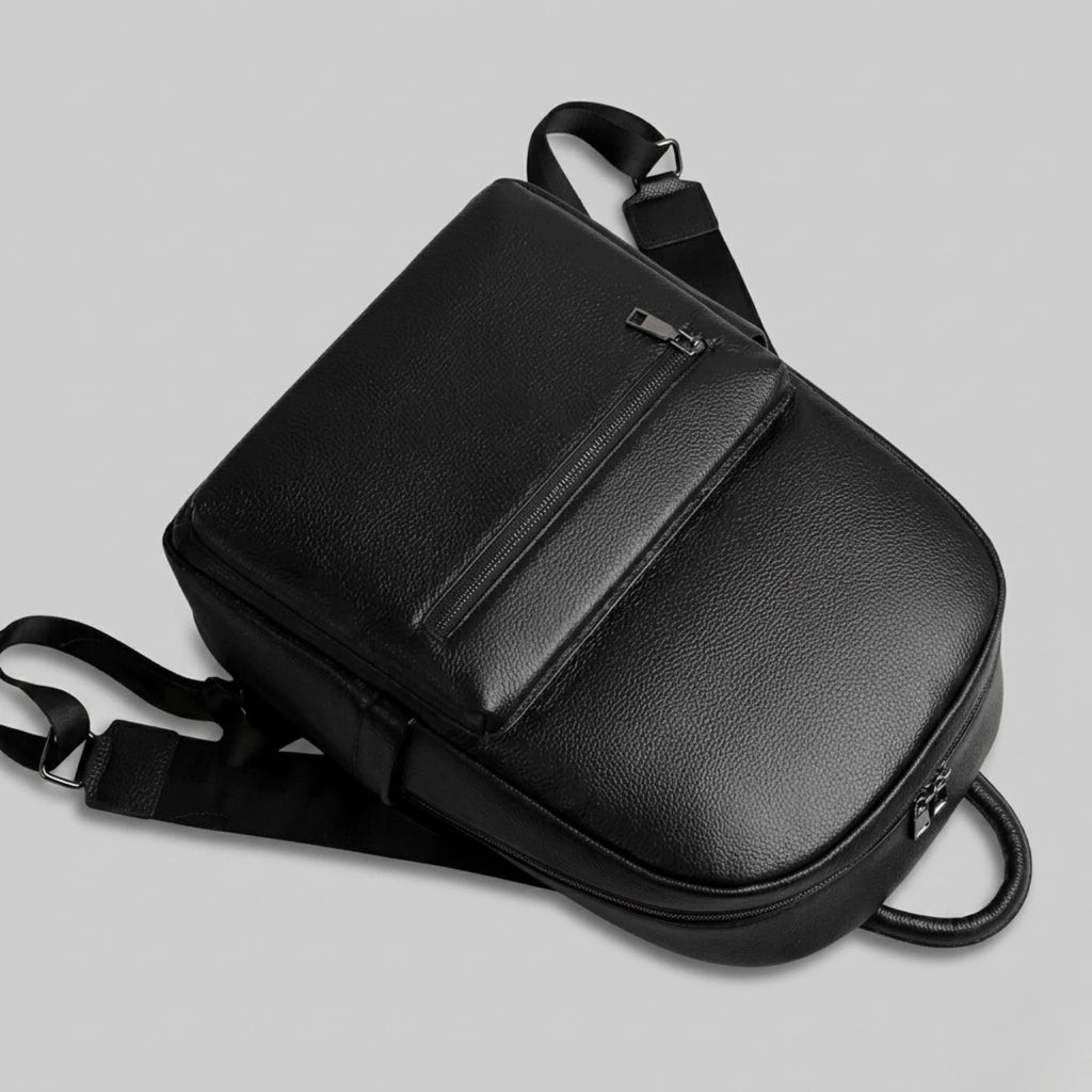 "Mochila de Couro para Notebook Life Europa com acabamento premium, design elegante e espaço seguro para notebook e acessórios."