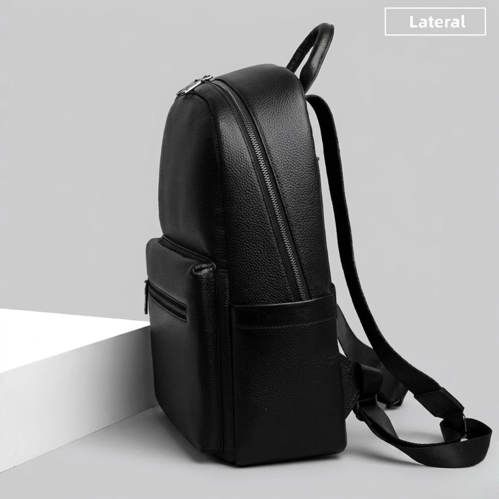 "Mochila de Couro para Notebook Life Europa com acabamento premium, design elegante e espaço seguro para notebook e acessórios."