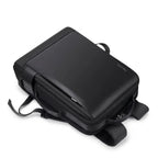 "Mochila de couro executiva Rome Pro para notebook, ideal para profissionais que buscam elegância, praticidade e durabilidade."