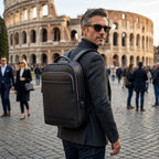 "Mochila de couro executiva Rome Urban para notebook, confeccionada em couro com design sofisticado e compartimento acolchoado."