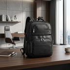 Mochila de Couro Executiva para Notebook com USB Prestige Black em couro legítimo, design sofisticado e amplo espaço para trabalho e viagens.