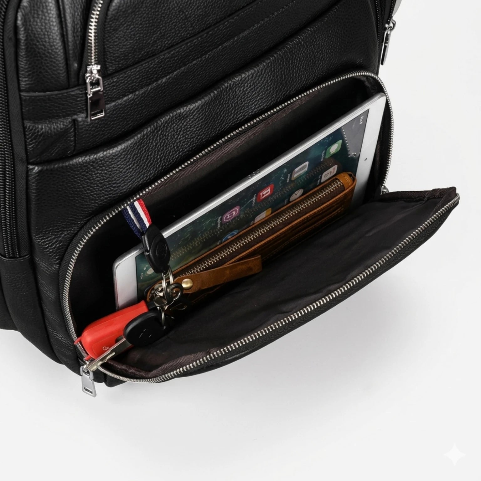Mochila de Couro Executiva para Notebook com USB Prestige Black em couro legítimo, design sofisticado e amplo espaço para trabalho e viagens.