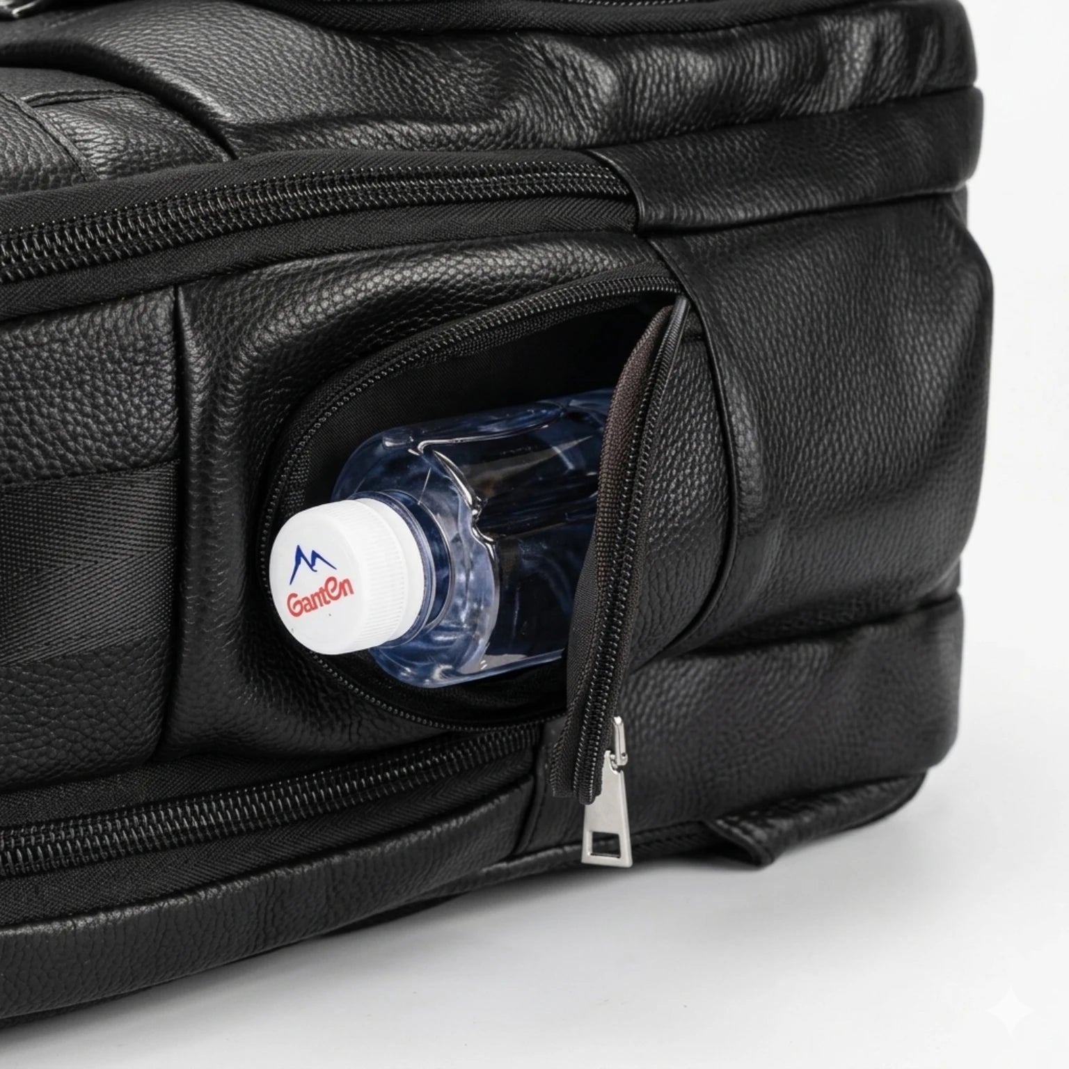 Mochila de Couro Executiva para Notebook com USB Prestige Black em couro legítimo, design sofisticado e amplo espaço para trabalho e viagens.