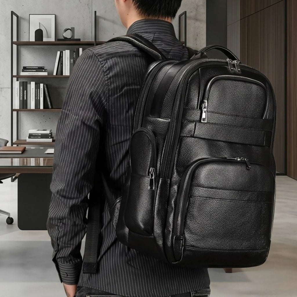 Mochila de couro masculina Prestige Black com entrada USB, compartimento para notebook e acabamento premium.