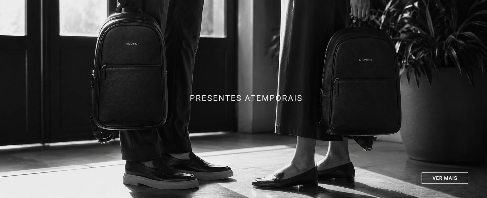 Homem e mulher segurando mochila executiva de couro ORVENI, presente atemporal para diversas ocasiões