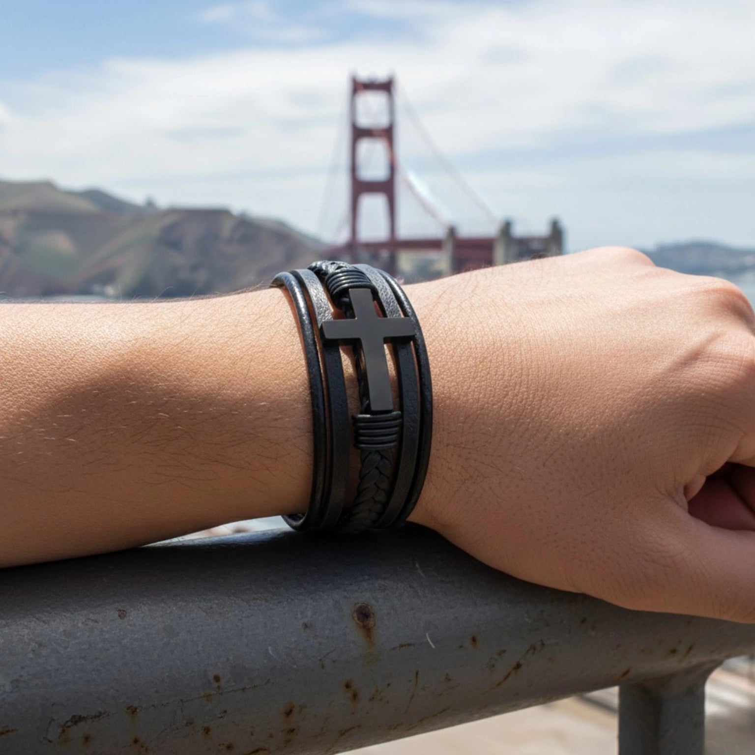 Pulseira de couro para ele Cruz Life, modelo masculino em couro legítimo com estilo sofisticado e símbolo de cruz