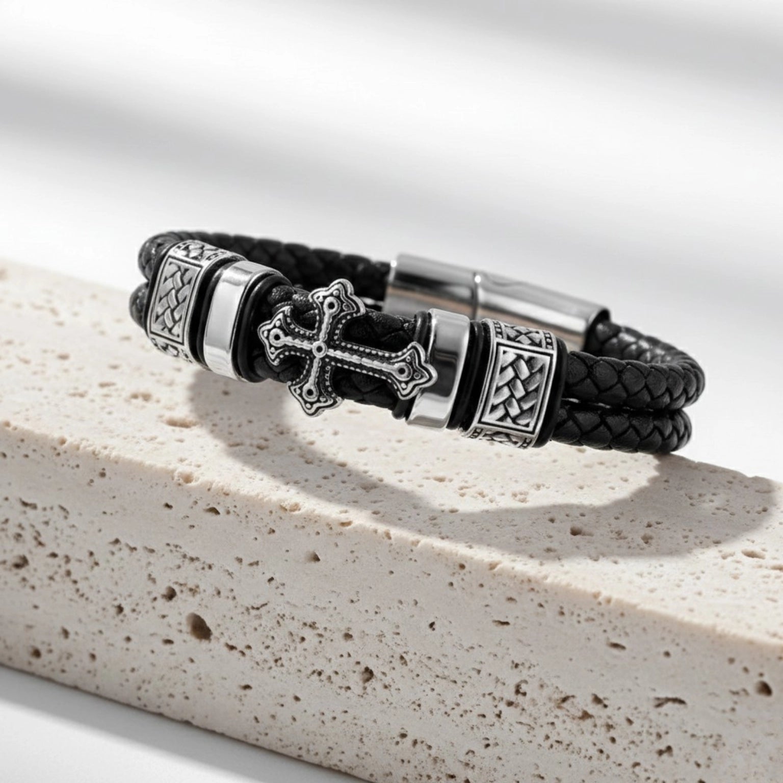 Pulseira masculina Life Cruz Roma em couro legítimo, design exclusivo com cruz e estilo sofisticado para uso diário