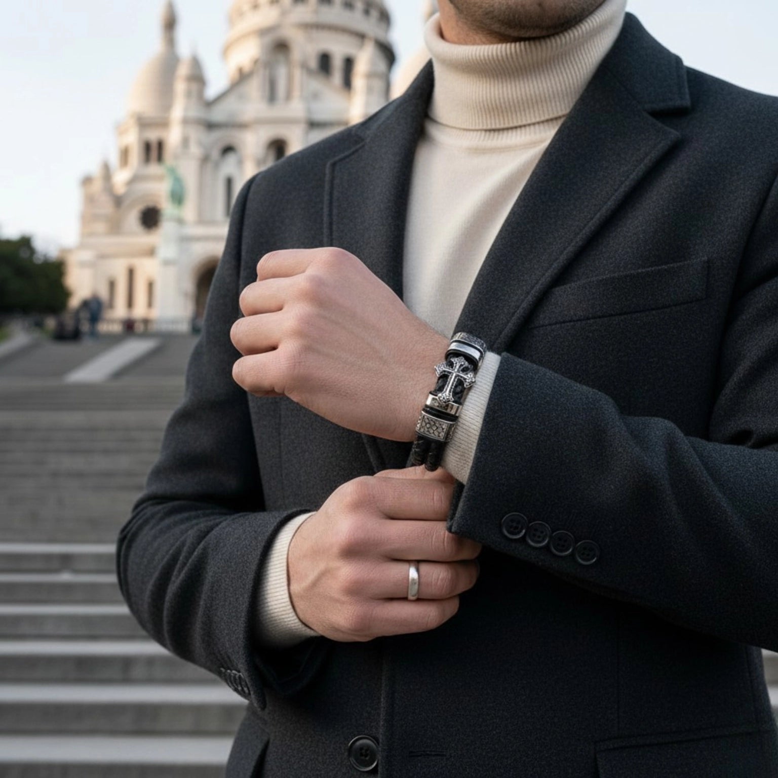 Pulseira de couro masculina Life Cruz Roma, acessório premium com design religioso moderno e visual sofisticado