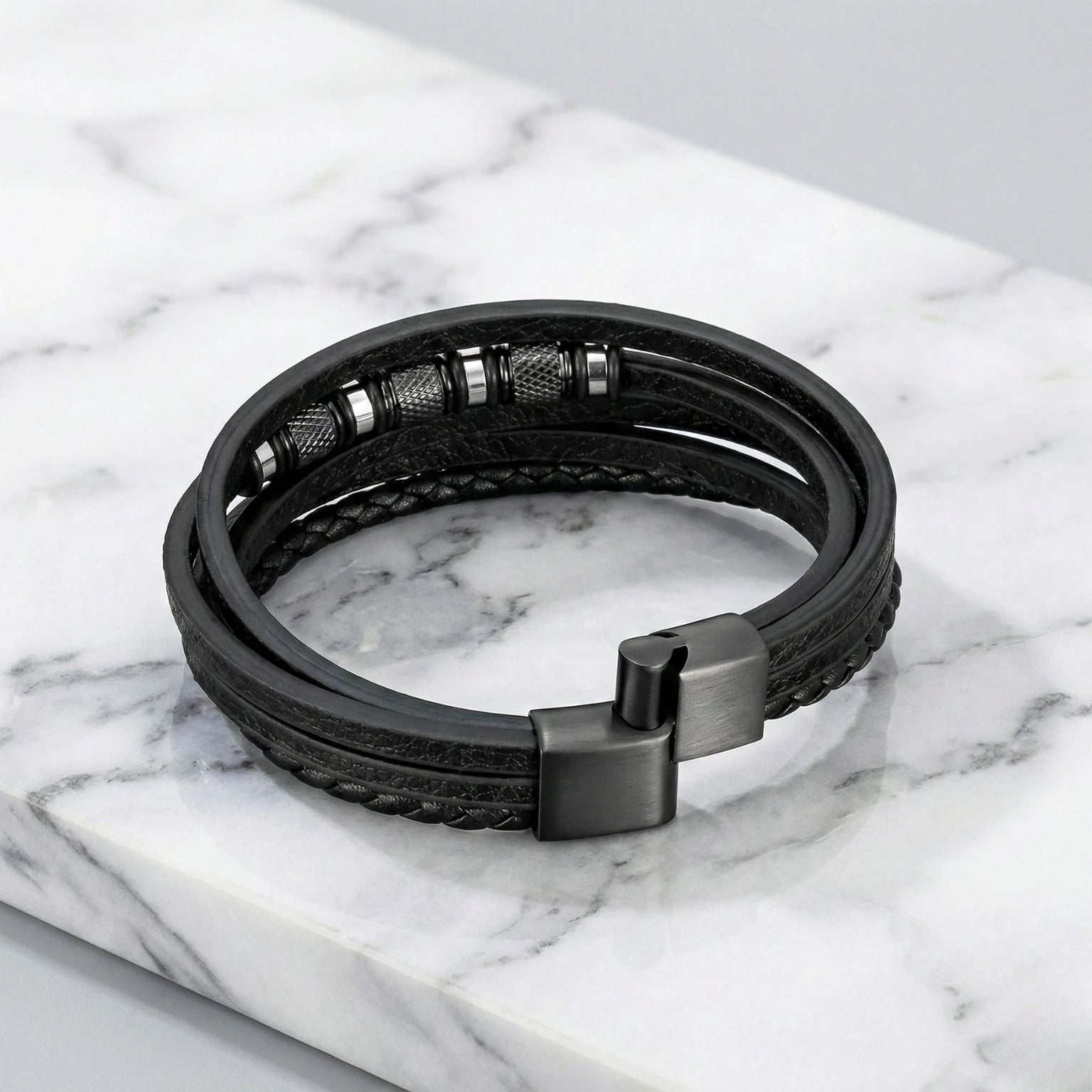 Pulseira de Couro Masculina Life Enzo em couro legítimo, design elegante e acabamento premium para complementar seu estilo.