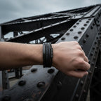 Pulseira masculina de couro Life Leather com acabamento sofisticado e conforto para uso diário.