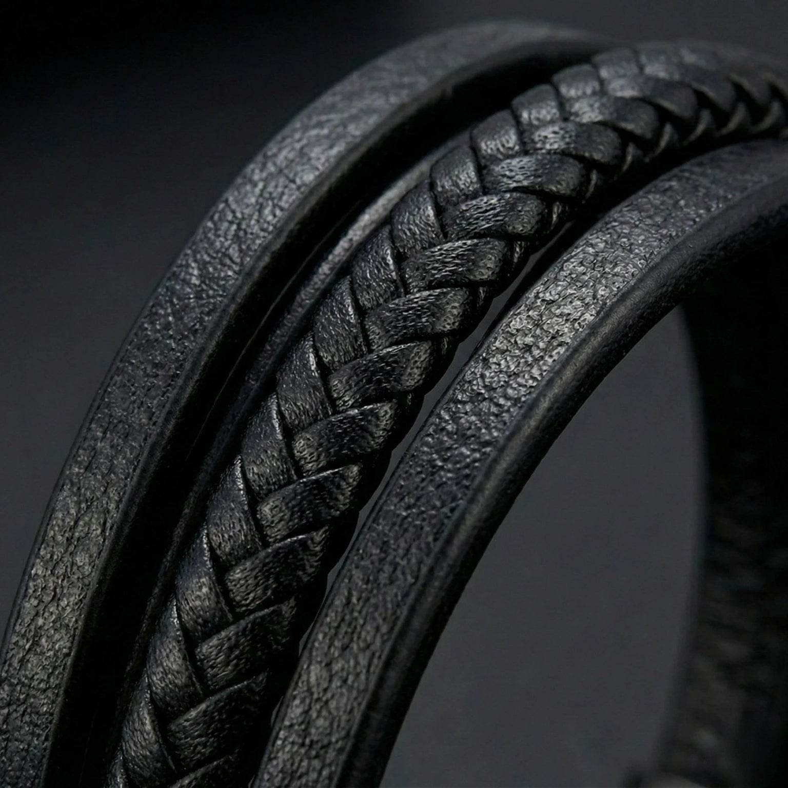 Pulseira masculina Life Milano em couro legítimo, design minimalista e sofisticado para uso diário com estilo