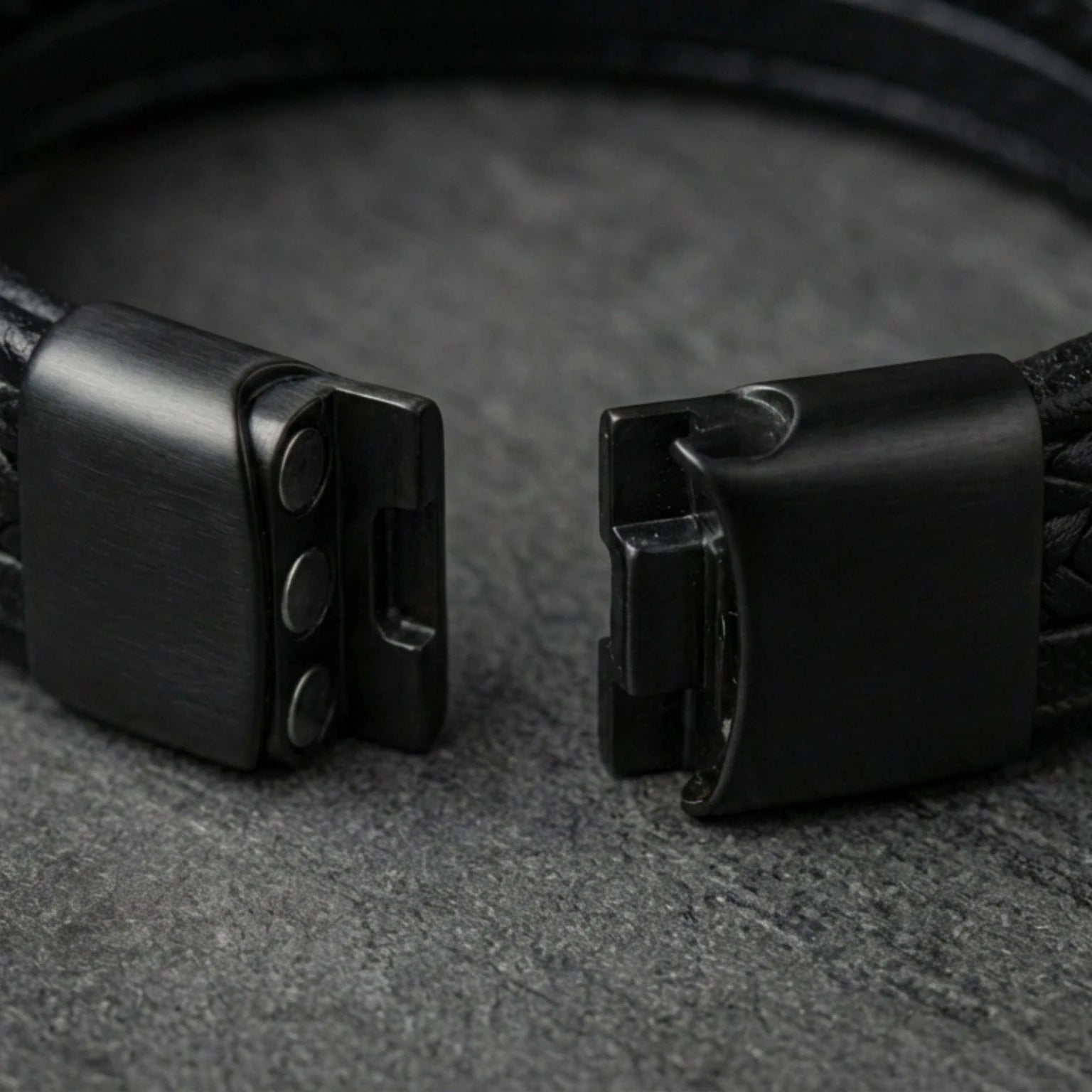 Pulseira masculina de couro trançado Life, acessório sofisticado para homens que valorizam qualidade e estilo.