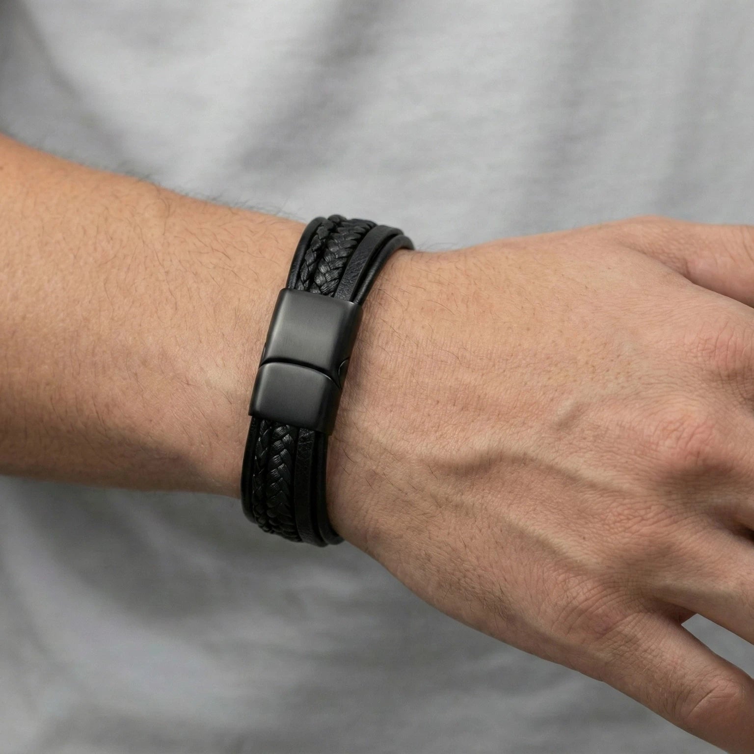 Pulseira de couro masculina Life Trançada com acabamento sofisticado e ajuste confortável para o dia a dia.